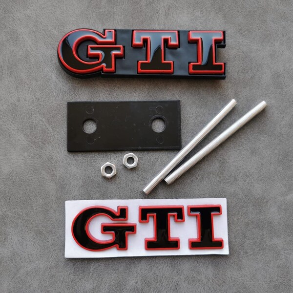 Set Conjunto Logo GTI Parilla Rejilla + Emblema Adhesivo Maletero Golf Polo Mk Negro Brillo con Rojo