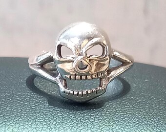 Solid Silver Gothic Skull Ring - Size N