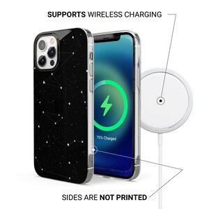 Pu&ograve; includere: Una custodia per telefono nera con un design a costellazione e una custodia per telefono trasparente con un indicatore di carica verde che dice "75% Caricato". Il telefono &egrave; su un caricabatterie wireless.