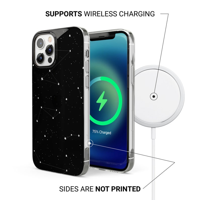 Pu&ograve; includere: Una custodia per telefono nera con un design a costellazione e una custodia per telefono trasparente con un indicatore di carica verde che dice "75% Caricato". Il telefono &egrave; su un caricabatterie wireless.