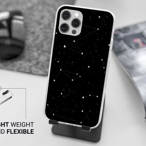 Pu&ograve; includere: Una custodia per telefono trasparente con sfondo nero e costellazioni bianche. La custodia &egrave; progettata per adattarsi a un iPhone 12 Pro Max.