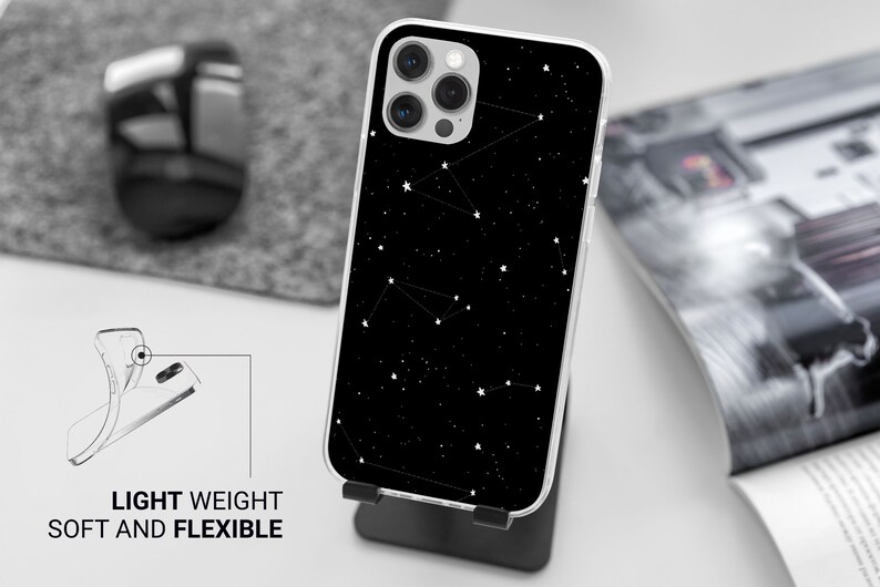 Pu&ograve; includere: Una custodia per telefono trasparente con sfondo nero e costellazioni bianche. La custodia &egrave; progettata per adattarsi a un iPhone 12 Pro Max.