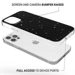 Pu&ograve; includere: Una custodia per telefono nera con un designo a costellazione e glitter bianco. La custodia ha un paraurti rialzato attorno allo schermo e alla fotocamera per proteggere il telefono dalle cadute. "SCREEN AND CAMERA BUMPER RAISED" e "FULL ACCESS TO DEVICE PORTS" sono scritti sull'immagine.