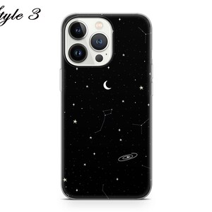 Pu&ograve; includere: Una custodia per telefono trasparente con sfondo nero e un design a costellazione bianca. La custodia presenta una luna crescente, stelle e un design a galassia.