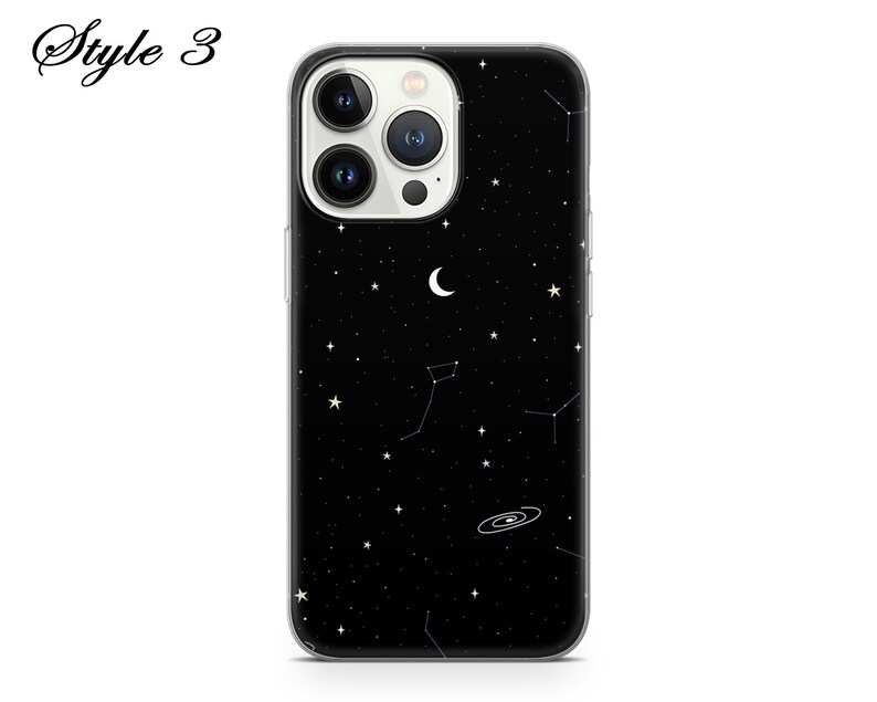 Pu&ograve; includere: Una custodia per telefono trasparente con sfondo nero e un design a costellazione bianca. La custodia presenta una luna crescente, stelle e un design a galassia.