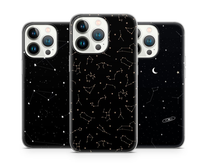 Pu&ograve; includere: Tre custodie per telefono trasparenti con sfondo nero e costellazioni e stelle dorate.