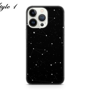 Pu&ograve; includere: Una custodia per telefono trasparente con sfondo nero e costellazioni bianche. La custodia &egrave; progettata per un iPhone con un rigonfiamento della fotocamera.
