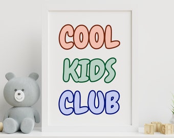 Peut inclure: Une impression encadrée blanche avec les mots "COOL KIDS CLUB" en lettres bulles colorées. Les lettres sont soulignées de bleu foncé, de vert et de rouge.
