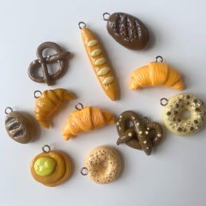 Porte-clés croissant fait main en pâte polymère - Mini breloque alimentaire réaliste avec glaçage en résine UV, accessoire de boulangerie mignon, cadeau pour pâtisserie française