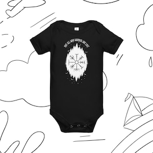 Peut inclure: Combinaison noire pour bébé avec un motif de boussole blanc et le texte "Not all who wander are lost".