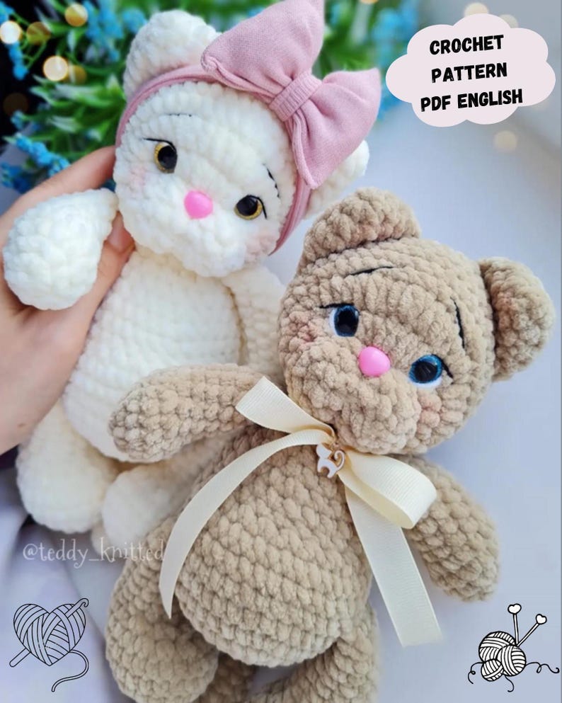 Puede incluir: Dos animales de peluche de ganchillo: un gato blanco con un lazo rosa y un oso marr&oacute;n con una cinta crema. Ambos tienen ojos azules y narices rosas. La imagen incluye el texto "CROCHET PATTERN PDF ENGLISH".
