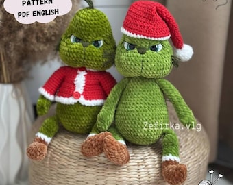 Può includere: Due figure verdi all'uncinetto, una con una giacca rossa e l'altra con un cappello da Babbo Natale rosso. Hanno espressioni scontrose e piedi marroni. Il testo "CROCHET PATTERN PDF ENGLISH" è in una nuvola.