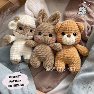 Puede incluir: Tres animales de peluche de ganchillo hechos a mano: una oveja blanca con detalles marrones, un conejito marrón y un osito de peluche marrón claro. El texto "BABY_TOYS_KNIT" es visible. La imagen también incluye el texto "CROCHET PATTERN PDF ENGLISH".