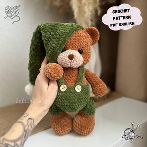 Wzór na szydełkowego misia w kolorze kremowym: zabawka amigurumi z ubrankami (wzór w formacie PDF po angielsku)