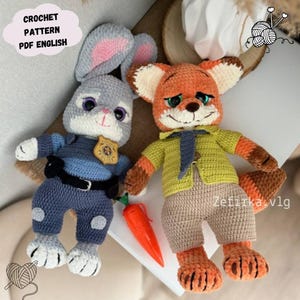 Könnte beinhalten: Zwei gehäkelte Plüschtiere: ein graues Häschen in Polizeiuniform und ein Fuchs in einem grünen Hemd und beigefarbenen Shorts. Das Häschen hat rosa Innenohren und ein Polizeilabzeichen. Der Fuchs hält eine Karotte. Der Text im Bild lautet "CROCHET PATTERN PDF ENGLISH".