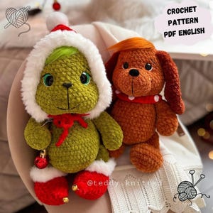 Puede incluir: Patrón de crochet PDF en inglés para un personaje verde parecido al Grinch que lleva un gorro de Papá Noel rojo y blanco y un lazo rojo, y un perro marrón que lleva un collar rojo con lunares blancos.