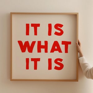 Poster "It Is What It Is", stampa murale quadrata, stampa tipografica, schizzo disegnato a mano, stampa murale estetica, stampa di metà secolo, stampa con citazione edificante