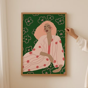 Może przedstawiać: Cyfrowa ilustracja kobiety z różowymi włosami, która nosi różową i białą szatę w czerwone kropki. Tło to zielony wzór różowych kwiatów.