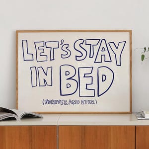 Vamos ficar na cama - Pôster com tipografia moderna (Download digital)