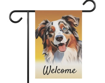 Peut inclure: Un drapeau de jardin avec un chien australien berger brun, blanc et bleu aux yeux bleus. Le chien sourit et le drapeau porte le mot "Bienvenue".