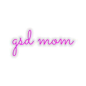 Puede incluir: Texto en cursiva rosa que dice "g'd mom" sobre un fondo blanco.