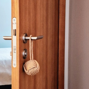 Ochraniacz ścienny z ogranicznikiem do drzwi.