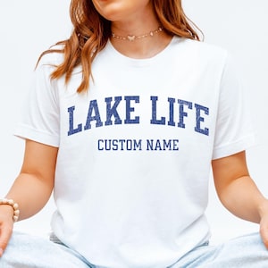 Chemise lac personnalisée, chemise week-end lac, cadeau personnalisé pour propriétaire d'une maison lac, chemise voyage en famille, t-shirt vacances lac, cadeau personnalisé pour amoureux du lac White