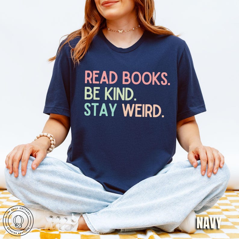 Camiseta "Lee libros, sé amable y mantente extraño", camiseta para amantes de los libros, camiseta literaria, camiseta de libros, regalo para amantes de los libros, camiseta para lectores de libros, regalo para bibliotecarios Navy