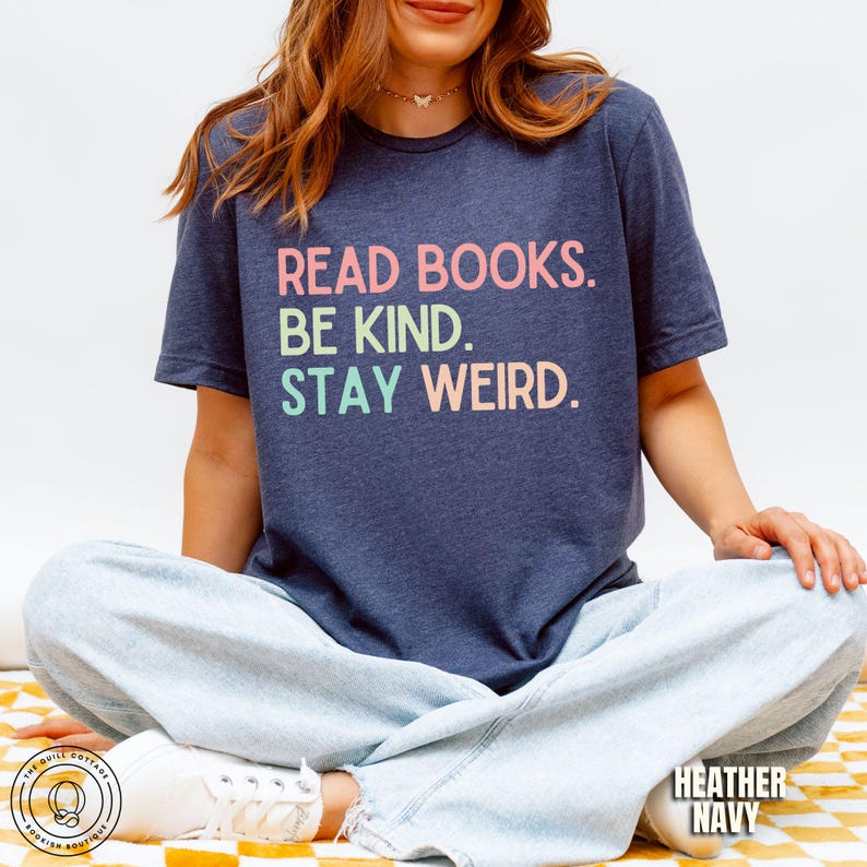 Camiseta "Lee libros, sé amable y mantente extraño", camiseta para amantes de los libros, camiseta literaria, camiseta de libros, regalo para amantes de los libros, camiseta para lectores de libros, regalo para bibliotecarios Heather Navy