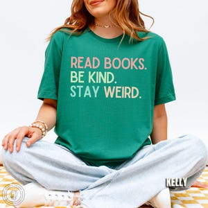 Camiseta "Lee libros, sé amable y mantente extraño", camiseta para amantes de los libros, camiseta literaria, camiseta de libros, regalo para amantes de los libros, camiseta para lectores de libros, regalo para bibliotecarios Kelly Green