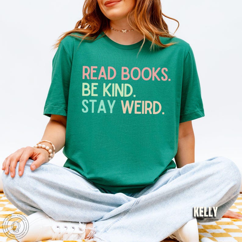 Camiseta "Lee libros, sé amable y mantente extraño", camiseta para amantes de los libros, camiseta literaria, camiseta de libros, regalo para amantes de los libros, camiseta para lectores de libros, regalo para bibliotecarios Kelly Green