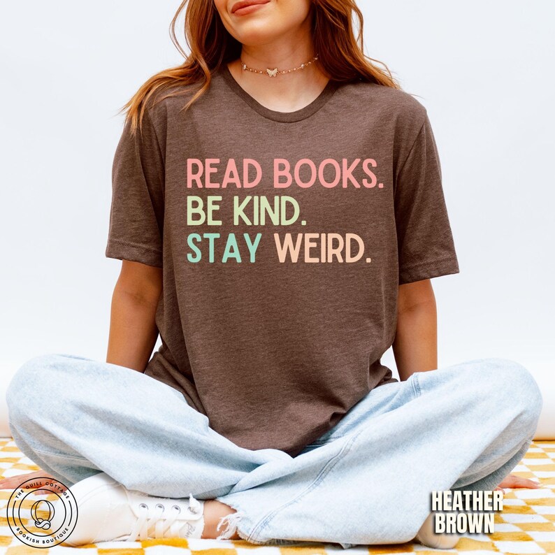 Camiseta "Lee libros, sé amable y mantente extraño", camiseta para amantes de los libros, camiseta literaria, camiseta de libros, regalo para amantes de los libros, camiseta para lectores de libros, regalo para bibliotecarios Heather Brown