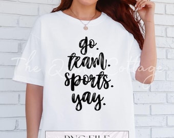 Op de afbeelding: Wit T-shirt met zwarte tekst die "go team. sports. yay." luidt.