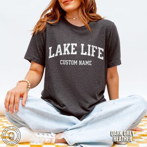 Chemise lac personnalisée, chemise week-end lac, cadeau personnalisé pour propriétaire d'une maison lac, chemise voyage en famille, t-shirt vacances lac, cadeau personnalisé pour amoureux du lac Dark Grey Heather