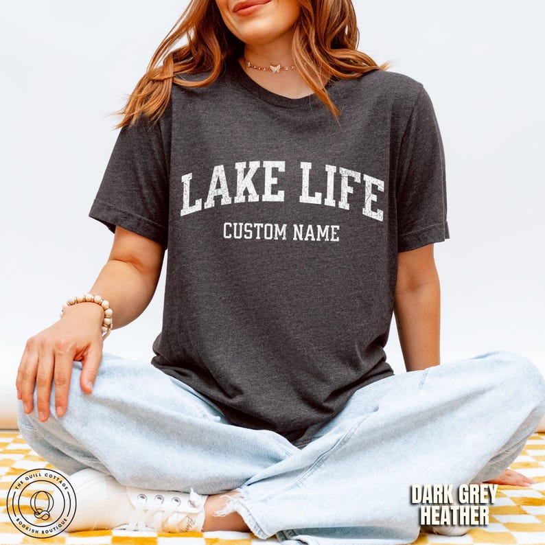 Chemise lac personnalisée, chemise week-end lac, cadeau personnalisé pour propriétaire d'une maison lac, chemise voyage en famille, t-shirt vacances lac, cadeau personnalisé pour amoureux du lac Dark Grey Heather