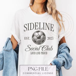 Fútbol PNG, Sideline Social Club PNG, Diseño de fútbol, Mamá deportista PNG, Diseño de fútbol lindo, Descarga digital de mamá futbolera, Fútbol retro PNG
