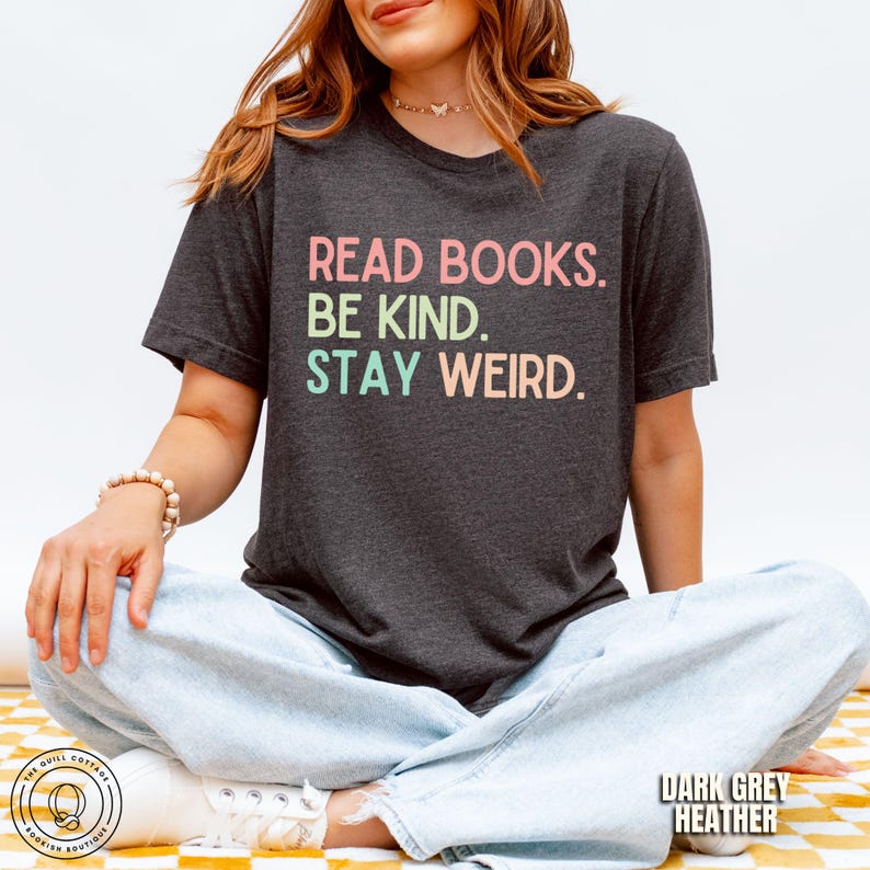 Camiseta "Lee libros, sé amable y mantente extraño", camiseta para amantes de los libros, camiseta literaria, camiseta de libros, regalo para amantes de los libros, camiseta para lectores de libros, regalo para bibliotecarios Dark Grey Heather