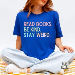 Camiseta "Lee libros, sé amable y mantente extraño", camiseta para amantes de los libros, camiseta literaria, camiseta de libros, regalo para amantes de los libros, camiseta para lectores de libros, regalo para bibliotecarios True Royal