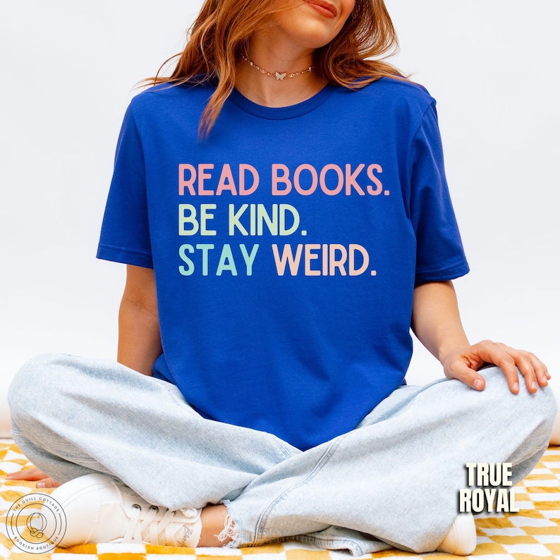 Camiseta "Lee libros, sé amable y mantente extraño", camiseta para amantes de los libros, camiseta literaria, camiseta de libros, regalo para amantes de los libros, camiseta para lectores de libros, regalo para bibliotecarios True Royal