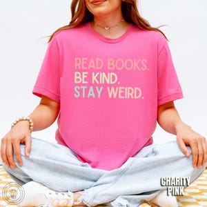 Camiseta "Lee libros, sé amable y mantente extraño", camiseta para amantes de los libros, camiseta literaria, camiseta de libros, regalo para amantes de los libros, camiseta para lectores de libros, regalo para bibliotecarios Charity Pink