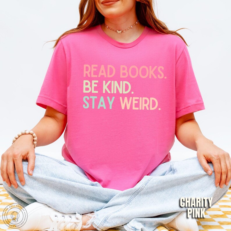 Camiseta "Lee libros, sé amable y mantente extraño", camiseta para amantes de los libros, camiseta literaria, camiseta de libros, regalo para amantes de los libros, camiseta para lectores de libros, regalo para bibliotecarios Charity Pink