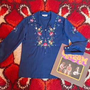70er Jahre Folklore Hemd / Bluse in Dunkelblau mit Blumen-Stickereien | Mid Century | Vintage