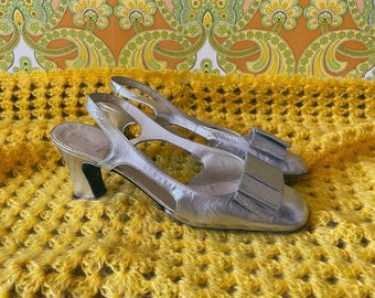 70er Jahre Schuhe / Pumps mit Riemchen in Silber (Größe UK 4 / EU 36-37) | Mid Century | Vintage | Rare