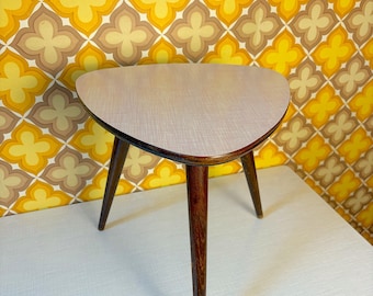 Mid Century Blumenhocker / Pflanzenständer aus Holz mit rosaner Platte | 60er 70er | Vintage