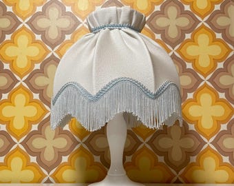 Fringed table lamp / bedside lamp in white with light blue border | 60s 70s | Mid Century | Vintage