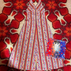 Vestido maxi de los años 70 con cuello halter y estampado | Hippie | Mediados de siglo | Vintage