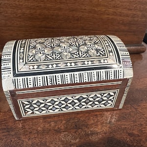 Kleine Kuppel mit eingelegter Öse | Perlmuttperlen & Abalone | Samt gefüttert | Schmuck- oder Schmuckschatulle | 13x8cm | Vintage Geschenk