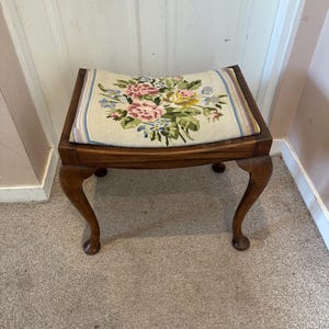 Antiker Cabriole Beinhocker | Mahagonirahmen mit Floralem Wandteppich | Side, Klavier oder Footstool | 56x49x46cm | VUCK | Vintage Eleganz