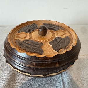 Vintage Carved Wooden Round Box with Lid – Floral & Leaf Motif – 16x8cm – Decorative Storage – Lovely Wood Tone – Trinket or Keepsake