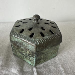 ヴィンテージ インド製 真鍮製 クリケットボックス | 蓋付き香炉 | 11x13x9cm | パイナップルカットの蓋とフィニアル | 古びた緑青 | 装飾真鍮